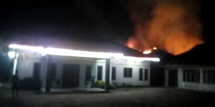 Kantin Kantor Camat Tanjungbalai, Asahan yang terbakar.