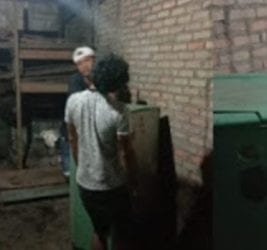 Jenazah korban gantung diri saat dievakuasi.