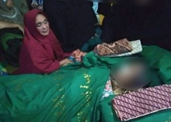 Jenazah korban yang tewas akibat jatuh ke parit saat disemayamkan di rumah duka.