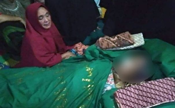 Jenazah korban yang tewas akibat jatuh ke parit saat disemayamkan di rumah duka.