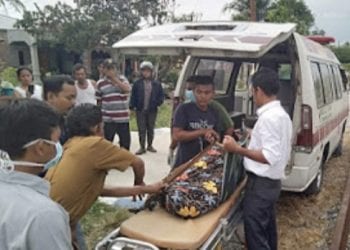 Jenazah korban yang Ditabrak kereta api saat dievakuasi.