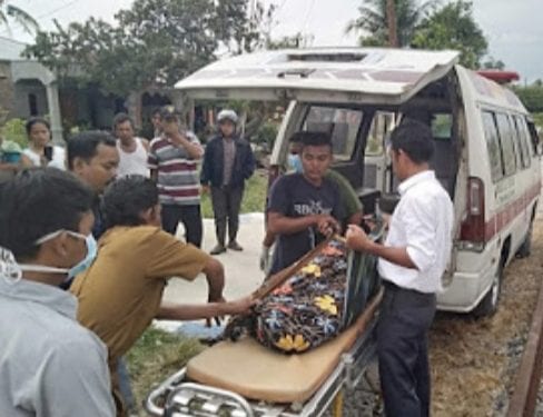 Jenazah korban yang Ditabrak kereta api saat dievakuasi.