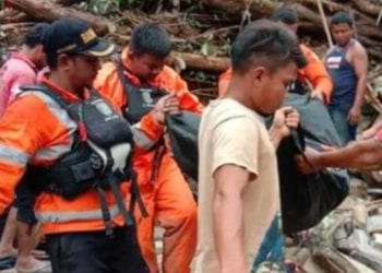 Jenazah korban banjir bandang di Tapteng dievakuasi.
