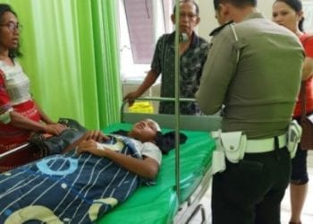 Salah satu korban bus yang terbalik di Taput saat di rumah sakit.