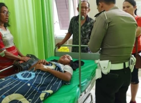 Salah satu korban bus yang terbalik di Taput saat di rumah sakit.