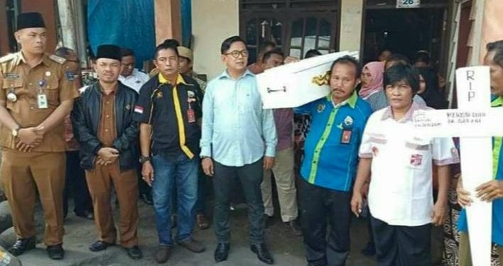 Jenazah Marisa Saragih (didalam peti) sesaat akan dibawa di kebumikan.
