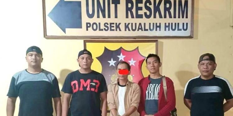 Teks & Foto: richard silaban ■

Pelaku G, pemakai narkoba, diapit Kanit Reskrim Polsek Kualuh Hulu Ipda Yuna H Gultom SH dan anggota.