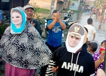 Kerap kebanjiran, Warga  Protes Pakai Topeng Walikota Tanjungbalai dan Istri