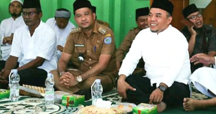 Bupati Labuhanbatu Andi Suhaimi Dalimunthe (kanan), Camat Bilah Hulu Hamdy ERAZONA Siregar (tengah). 