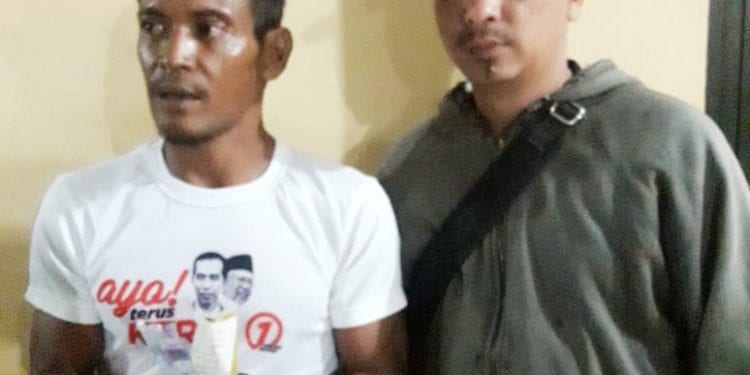 Tersangka Erwin Sayhputra (baju putih) diamankan personil di Mako Polres Sergai.