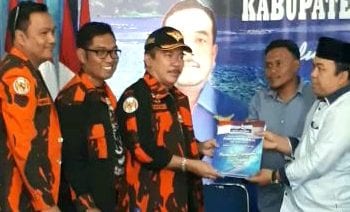 Elkananda Shah Kembalikan Formulir Pendaftaran ke DPC Partai Demokrat Simalungun