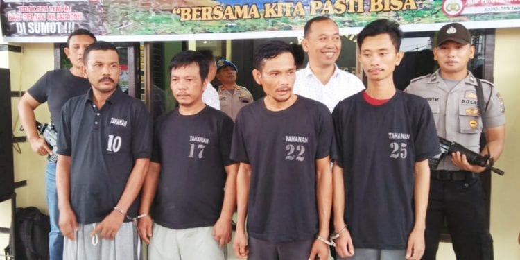 Tersangka Rahmad Fahmi alias Fahmi paling kanan bersama dengan tersangka lainnya.