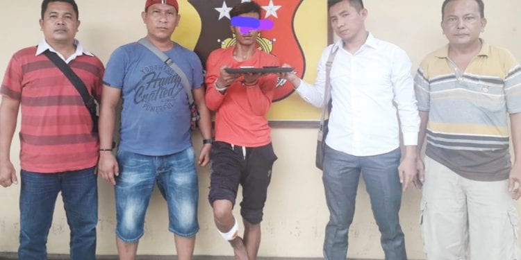 foto & teks: richard silaban
■RSP alias RI, pelaku pembongkaran rumah diapit personel Polsek Kualuh Hulu dan Ipda Yuna H Gultom. 