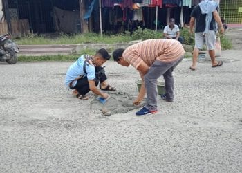 Cegah Jatuh Korban, GM PEKAT-IB Asahan Tutup Lubang di Jalan