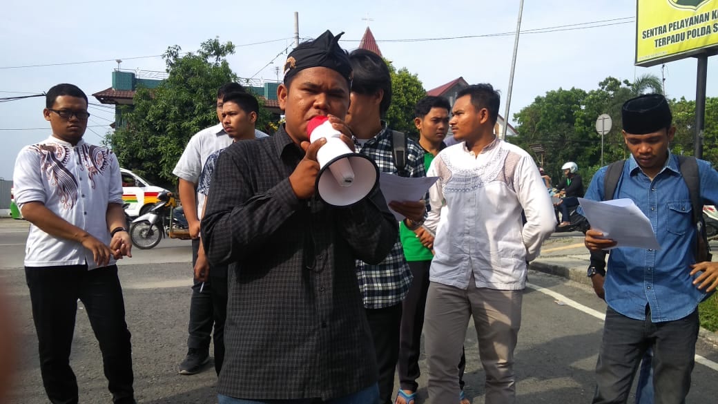 Puluhan massa Demo ke Ditpolair Poldasu, Minta Izin Usaha Kapal Pukat Trawl di Kualuh Ledong Diperiksa