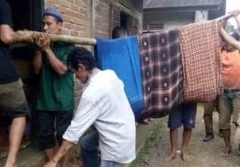 Jenazah korban yang tewas akibat jembatan di Palas yang roboh dievakuasi.
