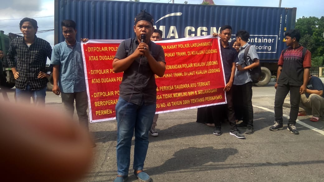 Pukat trawl marak di Aek Ledong, mahasiswa demo ke Ditpolair Polda Sumut.
