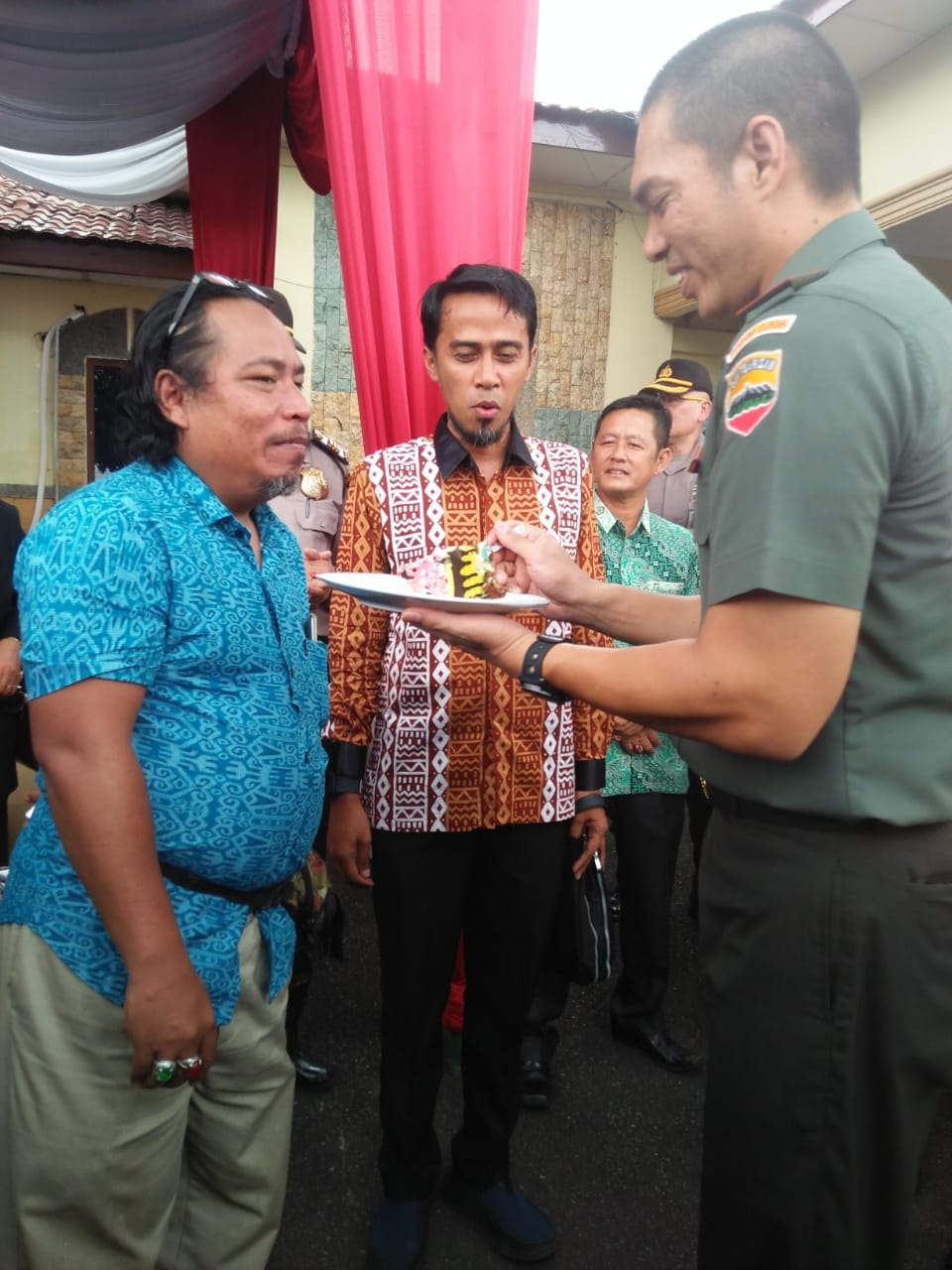 Dandim 0208 Asahan Letkol Inf Sri Marantika Beruh menyuapi bolu ulang tahun untuk Ketua IWO Asahan-Batubara Syafruddin Yusuf SE diacara peringatan Hari Pers Nasional.