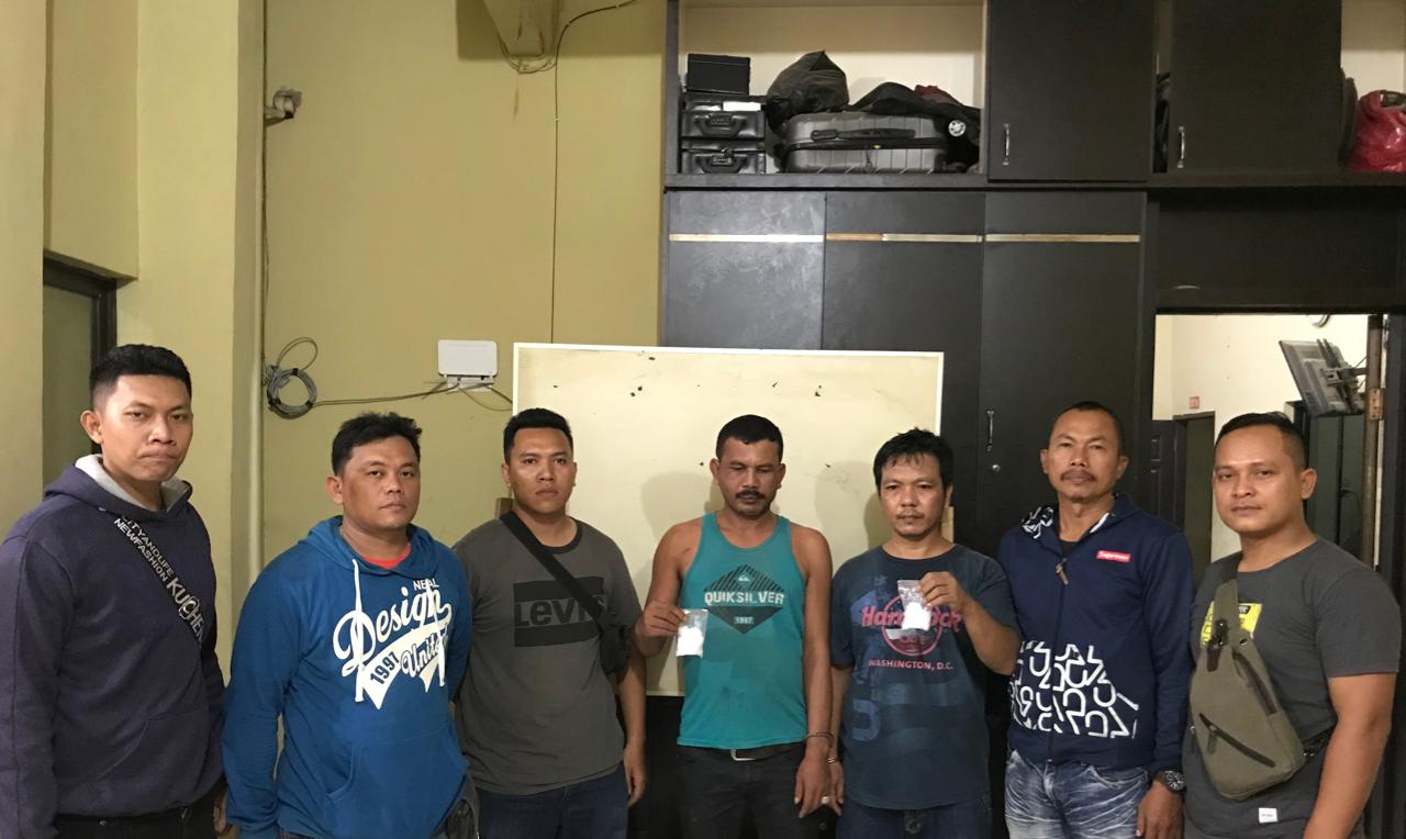 (Ignatius Siagian/taslabnews) Kedua tersangka berikut dengan barang buktinya saat diamankan di Polres Tanjungbalai.