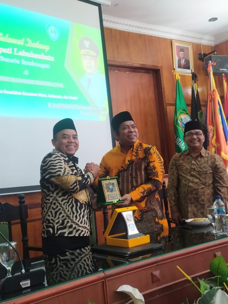 Bupati Labuhanbatu (kiri) bersama rektor UINSU (kanan)