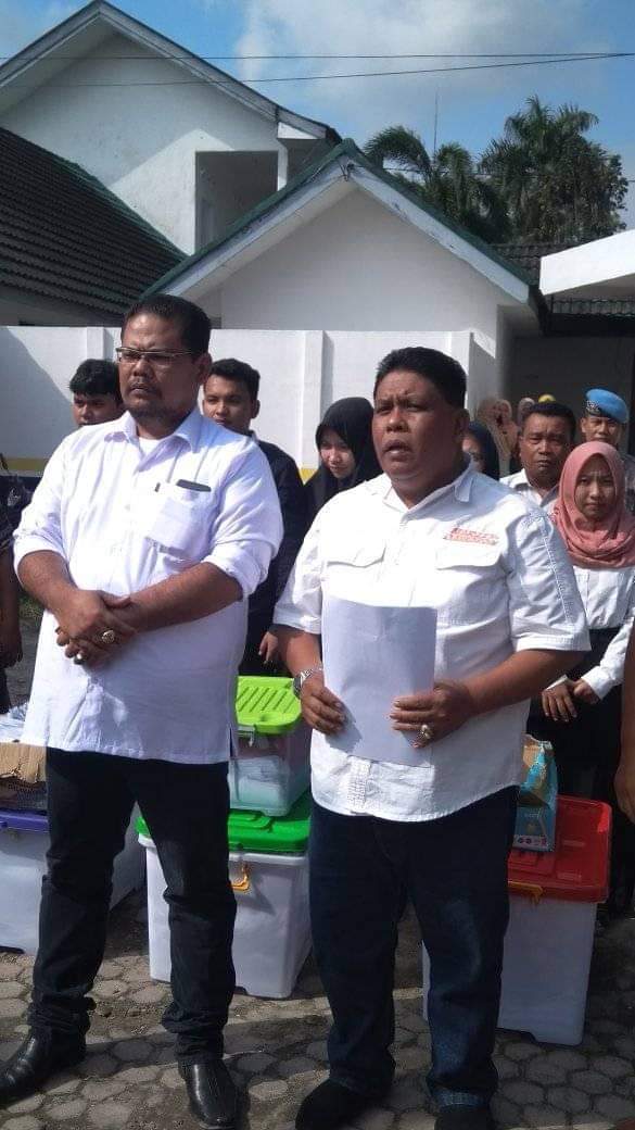 Pasangan bakal calon bupati dan wakil bupati Labuhanbatu Bupati dan Wakil Bupati AKHYAR Simbolon (kanan) dan Akhmat Syaiful Sirait saat mengantar berkas syarat dukungan masyarakat ke kantor KPU Labuhanbatu