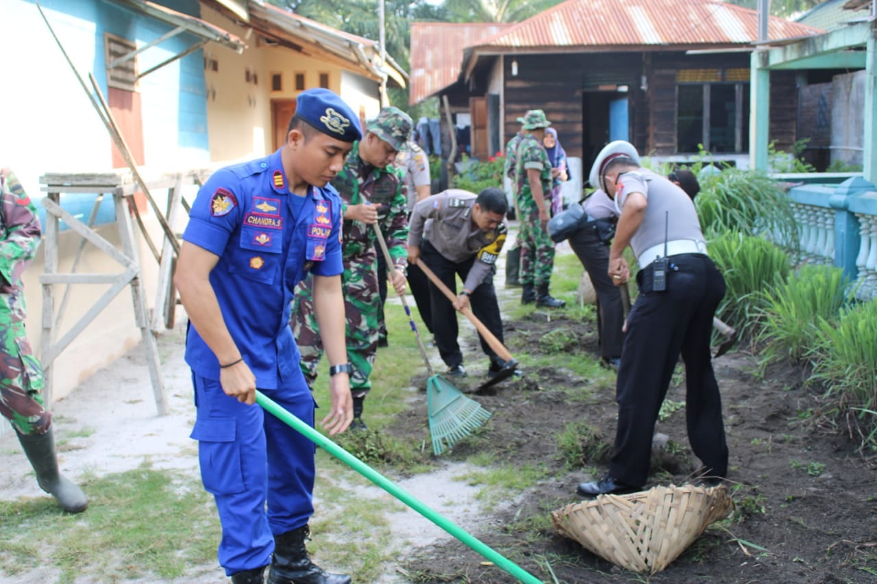 Gotong royong di Sergai.