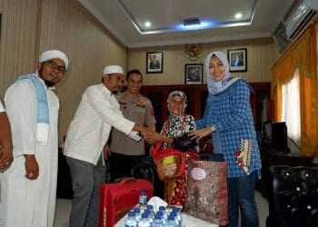 Kapolres Madina Berikan Tiket Umroh ke Rosidah