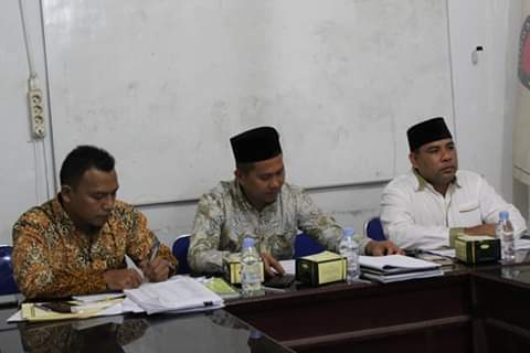 Ketua KPUD Labura Heriamsyah Simanjuntak (tengah) didampingi komisioner
