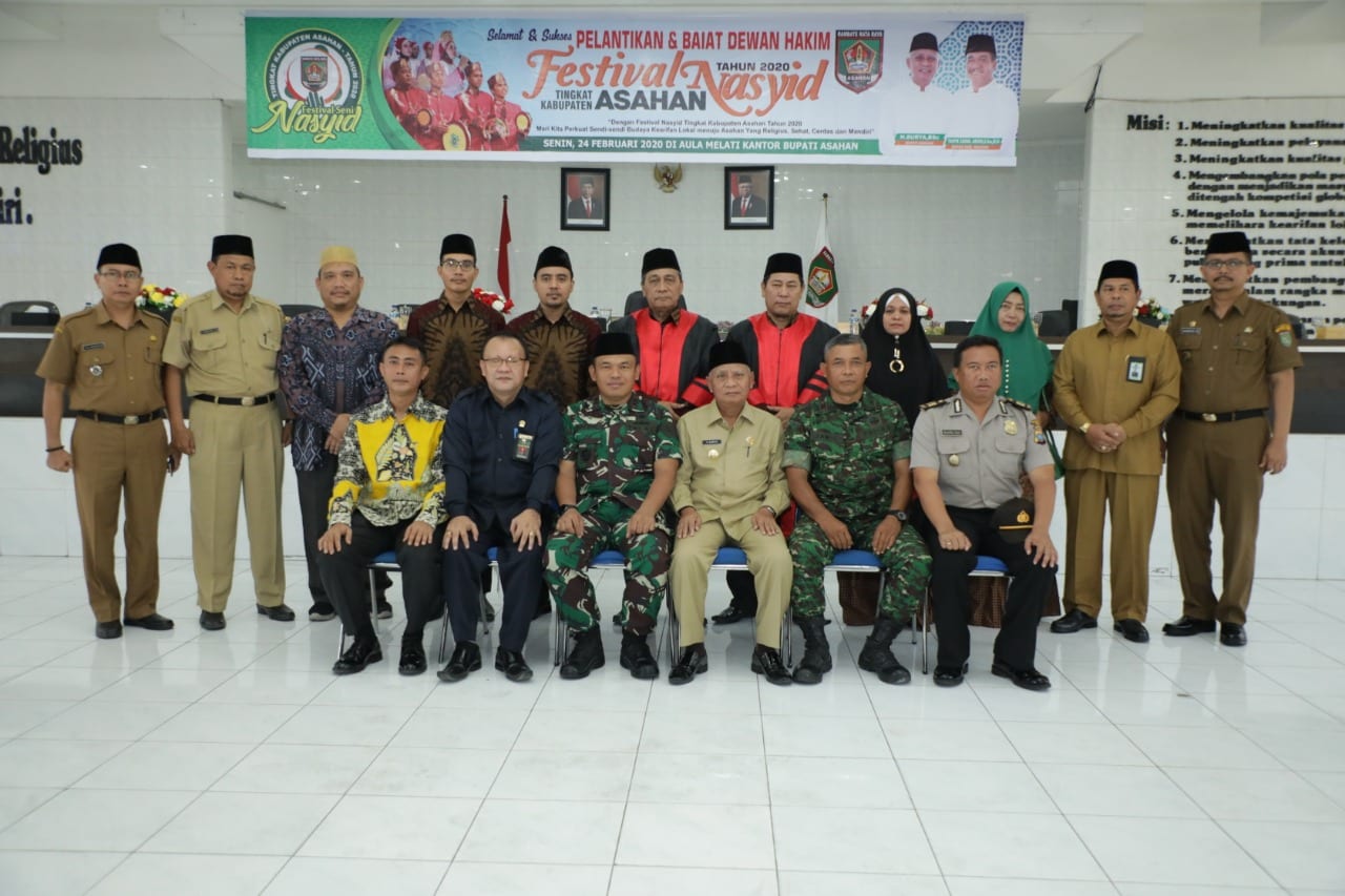 Bupati Asahan Surya foto bersama dengan dewan hakim Nasid yang dilantik.
