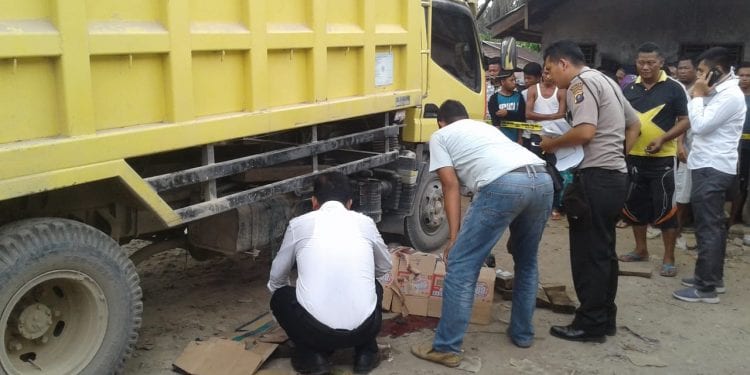 teks/foto: richard silaban  ■
Petugas Polsek Kualuh Hulu melakukan olah TKP.