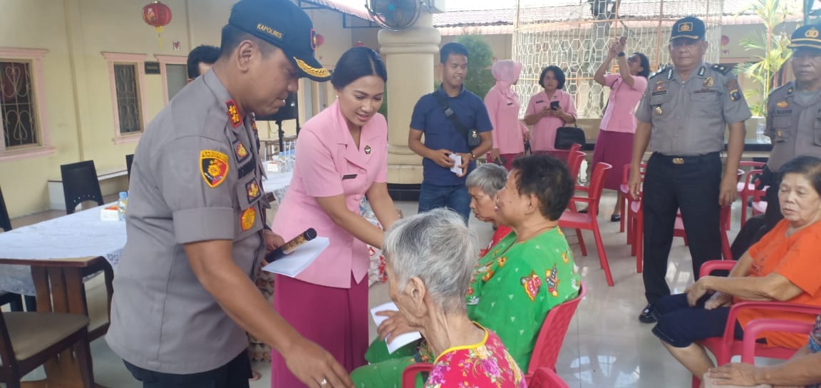 Kunjungi Panti Jompo dan Asuhan, Kapolres Asahan Berikan Sembako