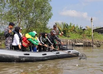 Relawan Batik Turut Bergotong Royong Bersihkan Sampah di Sungai