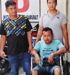 Tersangka narkoba di Simalungun yang kakinya ditembak (naik kursi roda) setelah mendapat perawatan medis.