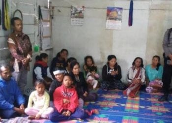 Jenazah murid SD yang tewas tertimpa Tanah longsor di Taput saat disemayamkan di rumah duka..