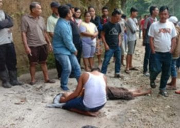 Warga menyaksikan mayat korban yang tewas bunuh diri dengan cara lompat ke sungai bah kisat di Simalungun.