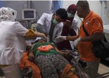 Jenazah korban gantung diri saat dibawa ke rumah sakit.