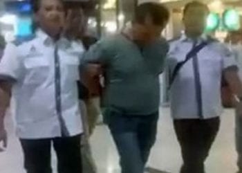 Oknum perwira polisi yang diduga terlibat kasus pembakaran rumah warga di Samosir saat digiring petugas.