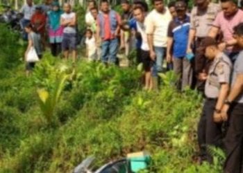 Warga menyaksikan polisi melakukan olah TKP penemuan mayat korban yang tewas tertimpa sepedamotor di Nias.