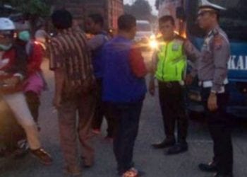 Personel satlantas melakukan olah TKP kecelakaan yang menewaskan ibu dan balitanya.