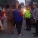 Personel satlantas melakukan olah TKP kecelakaan yang menewaskan ibu dan balitanya.