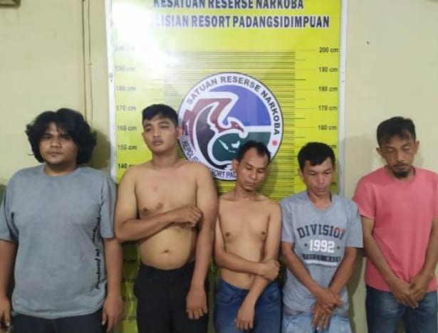 Oknum polisi yang ditangkap bersama empat temannya di SIDIMPUAN.