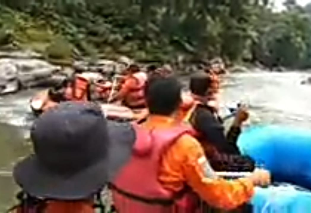 Tim gabungan mencari siswi SMA dan SMP di Asahan yang hanyut di sungai Silau.