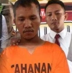 Suami yang tega mengajak empat temanya untuk meniduri istrinya.