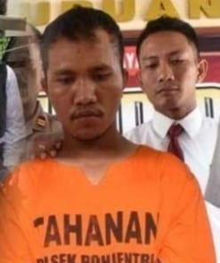 Suami yang tega mengajak empat temanya untuk meniduri istrinya.