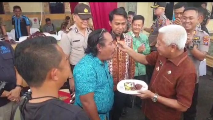 Bupati Asahan Surya BSc menyuapi bolu pada peringatan HPN pada ketua IWO Asahan-Batubara Syafruddin Yusuf.