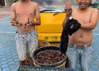 Dua tersangka pencuri ayam di Tanah Karo saat di kantor polisi.