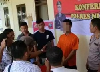 Tersangka yang tega menusuk kemaluan istrinya pakai kayu saat di Polres Nias.