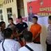 Tersangka yang tega menusuk kemaluan istrinya pakai kayu saat di Polres Nias.