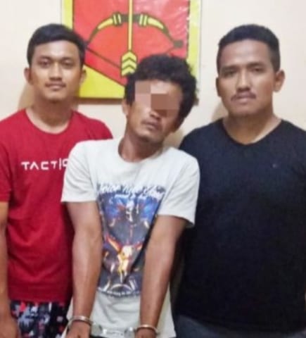 Tersangka pelaku pencurian di Labura saat di kantor polisi.