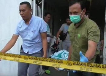 Jenazah mahasiswa asal Siantar yang bunuh diri di kamar kos di Medan saat dievakuasi.